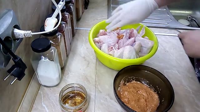 Крылышки запеченные в духовке да хрустящей корочки)) Нежные внутри - хрустящие с наружи)) смотреть онлайн