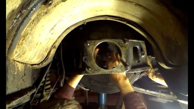 Снимаю подшипник с коленвала без съемника.
