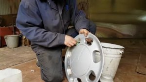 Лайфхак. Как очистить автомобильные колпаки от желтизны.