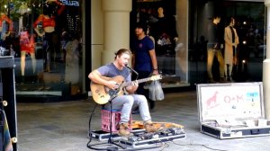 ФАНТАСТИЧЕСКИЙ УЛИЧНЫЙ ФРИСТАЙЛ ► уличный музыкант выдал шедевр