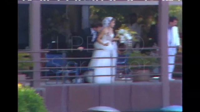 Madonna gives finger to paparazzi at wedding