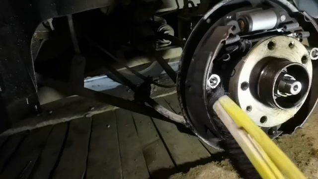 Аркана/Дастер/Каптюр: ревизия задних тормозов, снятие барабанов, чистка и смазка механизмов. смотреть онлайн