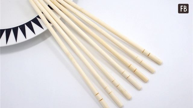 Увидев палочки для суши с вырезанными на них кольцами, подруга выбросила их в мусорку смотреть онлайн