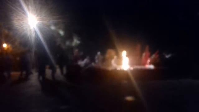 #Симферополь #Крым я увидел как возлагают к вечному #цветы вечером сейчас
#Гагаринский_парк возле В смотреть онлайн