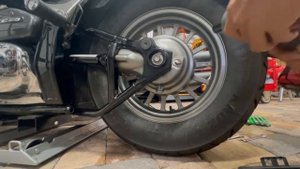 Suzuki boulevard c50 rear wheel removal EASY less than 20 minutes