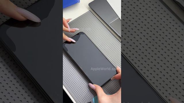 Клеим защитное стекло на iPhone 15 Pro Max 💞