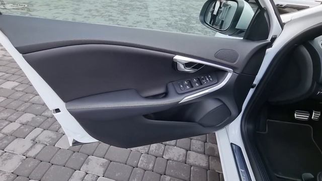 Volvo V40 T3 R-Design | VOLVO CAR BYDGOSZCZ смотреть онлайн