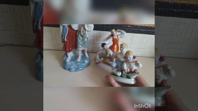 Фарфоровые статуэтки почти даром купила на барахолке.