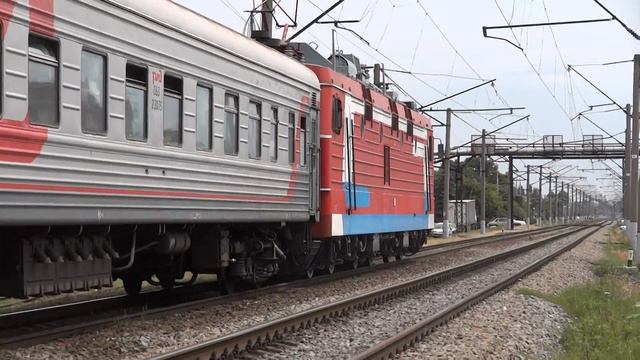 ЭП1-348 с пассажирским поездом смотреть онлайн