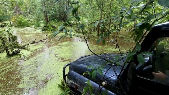 БРОД через запруду, УАЗы погрузились в болото, SUZUKI Jimny едет по болоту смотреть онлайн