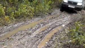 Уаз патриот в грязи и на песчаной горке.