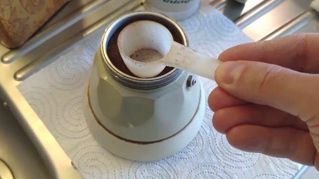 Kawa Premium Café dOr z Biedronki z przyprawami korzennymi z kawiarki