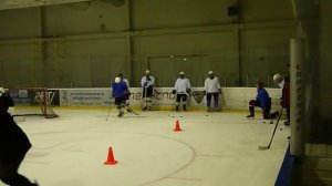 Любительский хоккей: упражнение на катание с клюшкой и шайбой