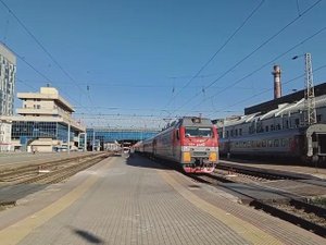 ЭП1М-684 с поездом Сухум — Санкт-Петербург отправляется со станции Ростов-Главный