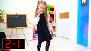 Настя и Марго учится играть в школу - веселая история