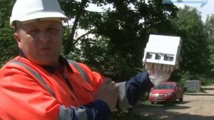 На 2-и поселке устанавливают счетчики электричества на опорах столбов