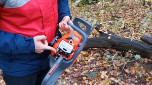 Как завести бензопилу , если залили свечку