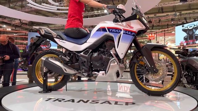 Honda Transalp 750 - EICMA 2022 [ENGLISH SUB] смотреть онлайн