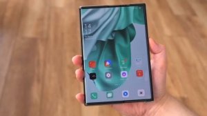 Первый в мире телефон с растягивающимся экраном