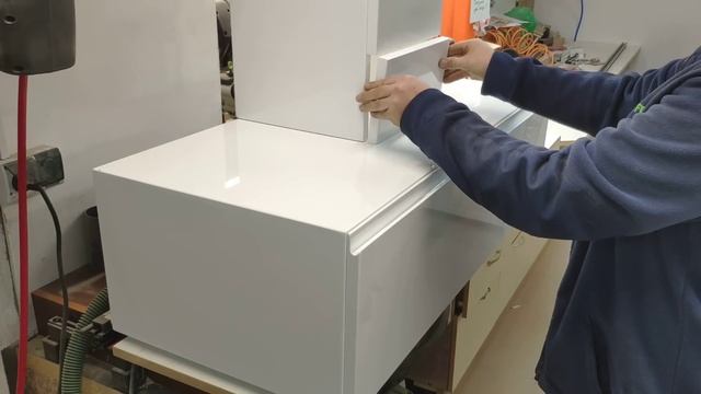 Бесшовная крашеная тумба. Рамочный фасад профиль контрпрофиль. смотреть онлайн