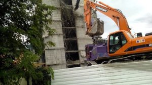 Геленджик. ул. Луначарского. Сентябрь 2013г. Ломают (сносят) семиэтажный дом.