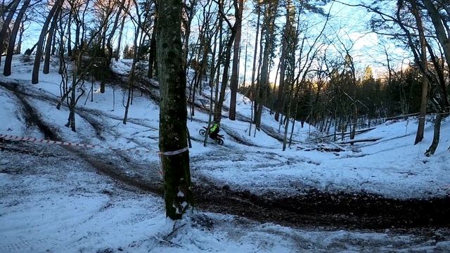 Мотоциклисты устроили ЖАРУ в лесу! Засадили Cfmoto Cforce 600. смотреть онлайн