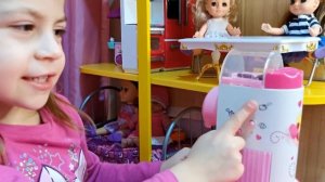 Настя играет в детский набор и готовит обед для кукол