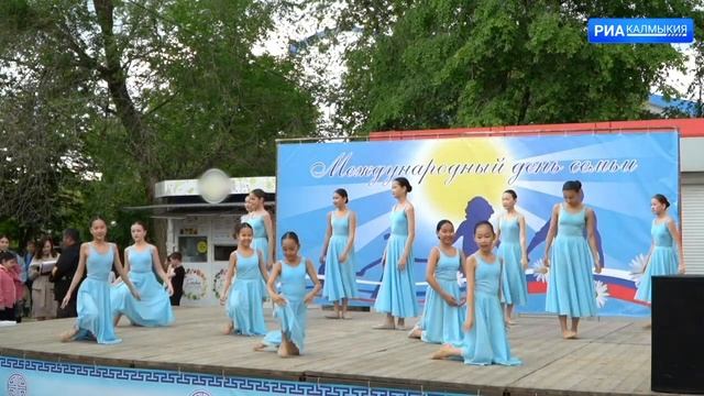 Многодетных семей Элисты поздравили с международным праздником