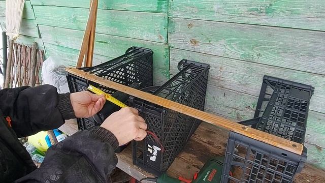 Не выбрасывайте старые пластиковые ящики, сделал полезную самоделку. Трёхъярусная полка для рассады