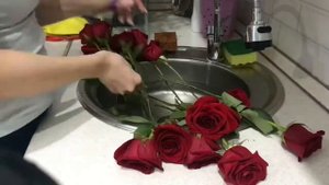 Как сохранить розы в вазе дольше
