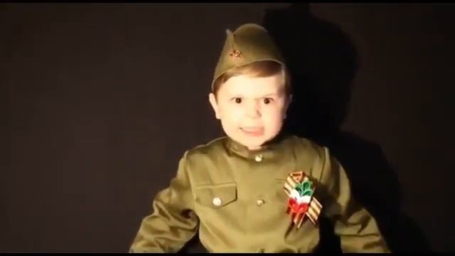 Ребёнок поёт военную песню.