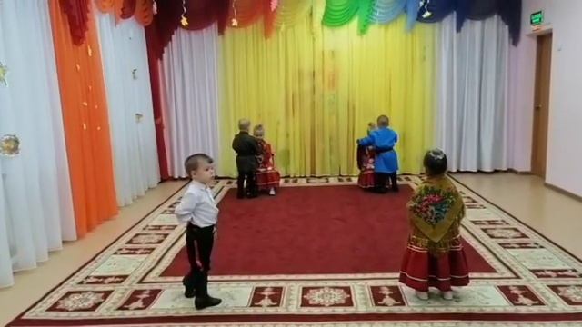 Команда "Казачата" - Игра "Принеси платочек". МБДОУ Детский сад "Алёнка" смотреть онлайн