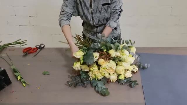 Букет из желтых роз / Как Собрать Букет из желтых РОЗ МАСТЕР КЛАСС / Студия флористики смотреть онлайн
