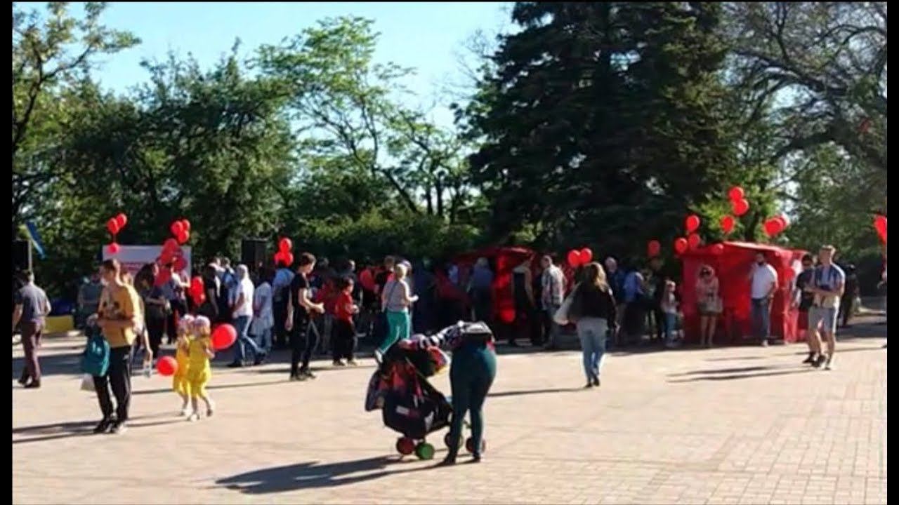 Мариуполь. Голуби и годовщина партии Шария. Городской парк, весеннее настроение.