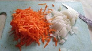 Паровые куриные котлеты с подливой в мультиварке