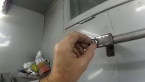 Диспенсер для плёнки или бумаги в покрасочную камеру.