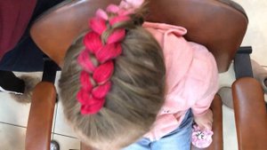 ВАРЯ И СТЕША заплели цветные косички или детские прически.