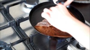 Блины из черемуховой муки с маскарпоне и голубикой