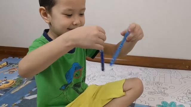 Дети с родителями раскрашивают рисунок раскраски смотреть онлайн