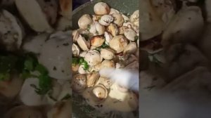 Просто объедение, это очень вкусно — пельмени на сковороде со сметаной и сыром