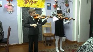 Little violonists. Дети играют на скрипке.
