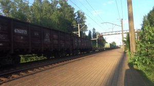 Тепловоз 2М62УМ-0004, с грузовым составом покидает ст.Огре