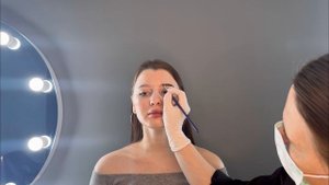 Кремовая краска Бронсан, демонстрация на модели