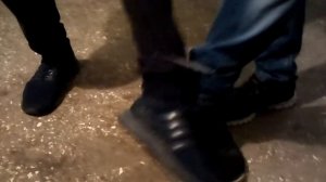 Челлендж : привязали скотчем друг к другу