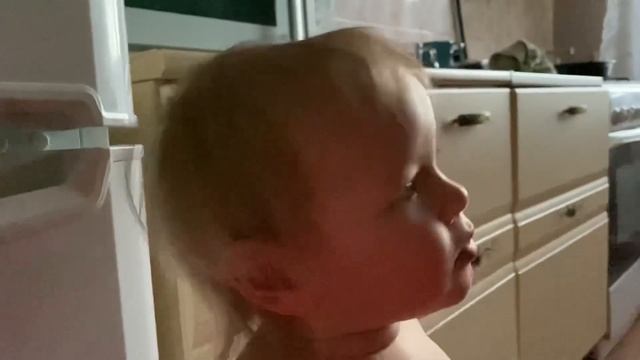 Дети играют в деревне. Гордей кушал мороженое и весь испачкался смотреть онлайн