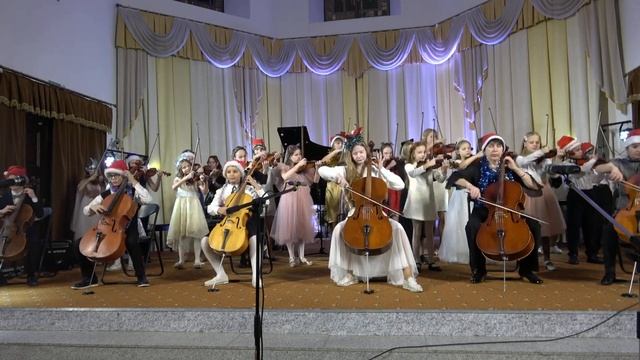 "Новогоднее попурри", Исполняет: Ансамбль скрипачей "Аквамарин", 10 лет
