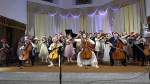 "Новогоднее попурри", Исполняет: Ансамбль скрипачей "Аквамарин", 10 лет