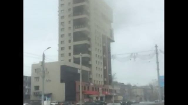 В Челябинске горит многоэтажка  Жильцов эвакуируют смотреть онлайн