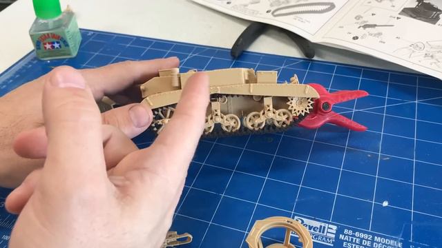 Building the 1/35 Academy M3 Stuart Honey tank смотреть онлайн