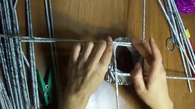 Урок 46. Плетение из бумажной лозы. Плетем карандашницу. смотреть онлайн